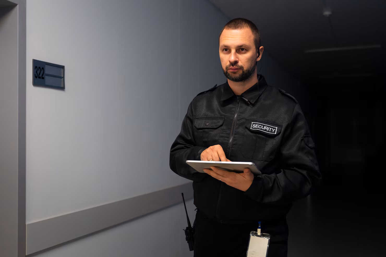 Beveiliger aan het werk bij objectbeveiliging